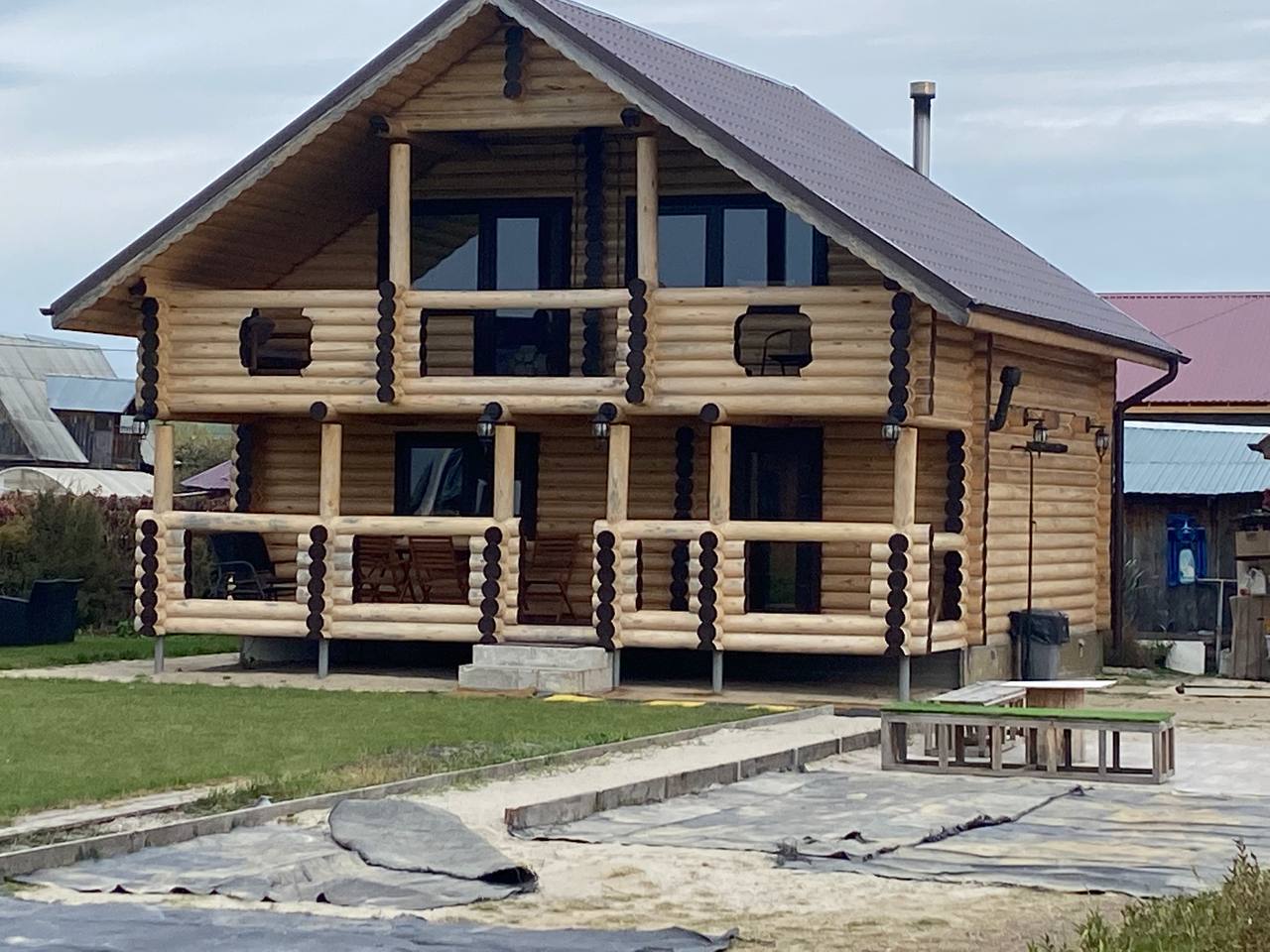 Большой дом из оцилиндрованного бревна